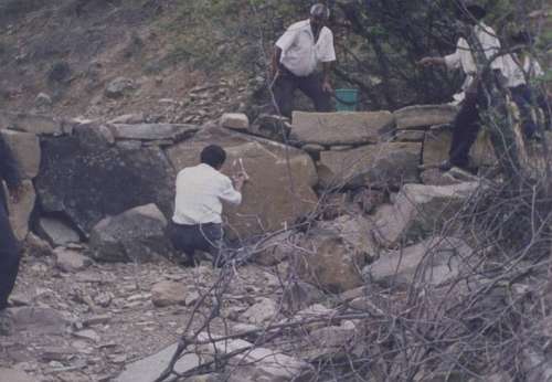 Harte Arbeit bei Bachverbauungen, November 2005