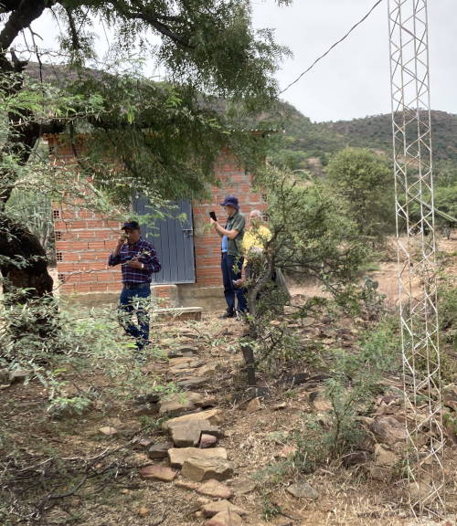 Haus mit Tank und Stromleitung zur automatischen Steuerung der Pumpe