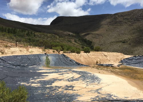 Bild von 2021. Das Wasserbecken wurde 2017 mit einer Membran abgedichtet, eine Quelle gefasst und ein Überlauf erstellt. Das Unwetter liess das Wasser überlaufen und riss einen Teil der Membrane weg.