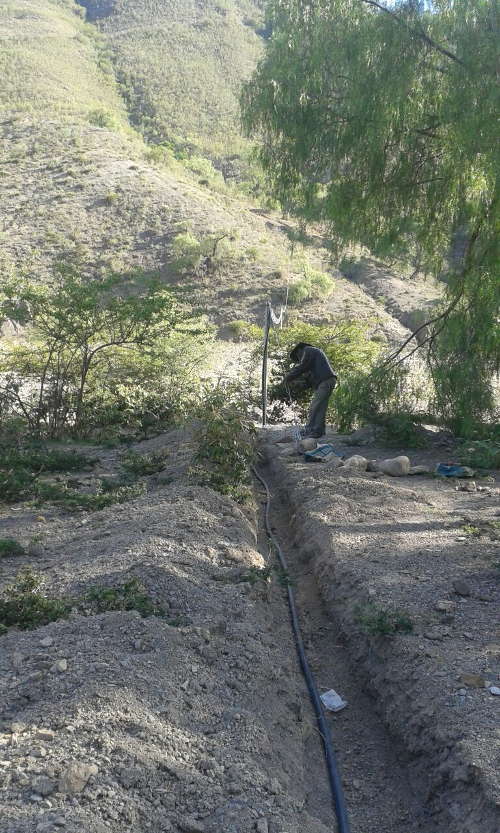 Die Leitung führt über den Fluss, der nur in der Regenzeit stossweise Wasser führt.