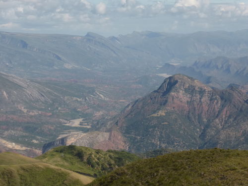 Durch das Tal des Rio Caine führt keine Strasse, weder längs noch quer. Der Weiler Qaque Tapa liegt am Fusse des Berges hinter dem hellen Felsen und ist nur von der rechten Seite her mit einem engen, holprigen Weg erschlossen. Auch die Wasserleitung wurde entlang dieses Berges gelegt.