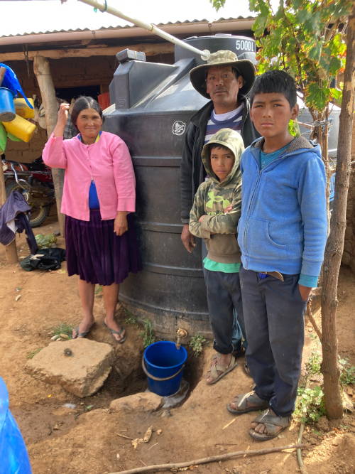 Familie Villarroel nutzt das Wasser sowohl für den Haushalt, das Vieh und - soweit möglich - für den kleinen Obstgarten.
