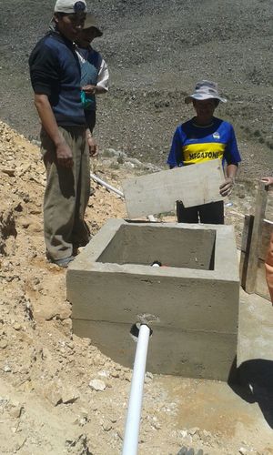 Kontrollschacht im Bau in Panti Pampa.