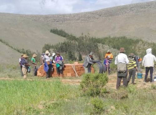 Bauarbeiten am Reservoir, das zwei Tanks zu je 3'500&nbsp;l Wasser schützt. Von hier führen die Rohre in drei Richtungen zu den Nutzniessern.